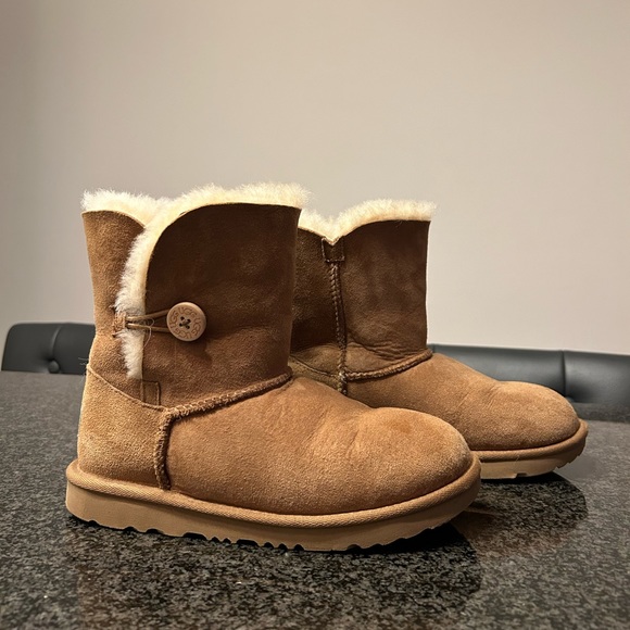 UGG Bailey Button II Shearling Boot - Picture 9 of 13